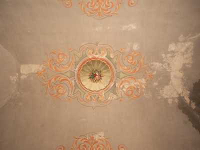 Si possono notare i vari decori realizzati con colori tenui dal rosa all�ocra, dal verde all�azzurro impreziositi da eleganti motivi vegetali dorati